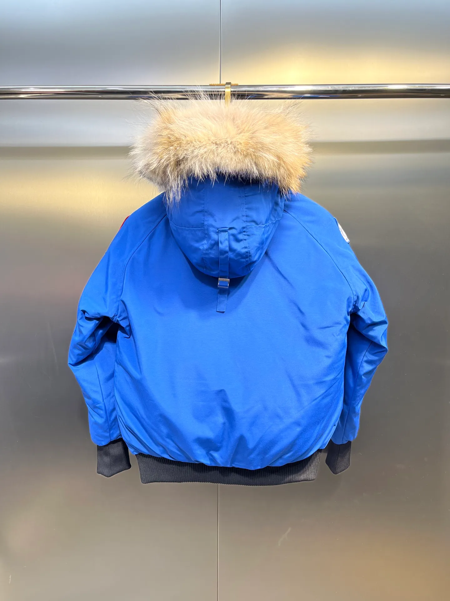 P780 CANADA GOOES 02 model Chilliwa bomber jacket 02 model, chosen by Arctic and Antarctic scientific expedition teams as their cold-proof equipment, the Rolls-Royce of down jackets. ➖ Industry-leading anti-counterfeiting chip sensing. ➖ Imported Behringer embroidery machines and customized embroidery labels, the highest level and industry leading. ➖ Imported Korean 21-count polyester-cotton blended original fabric, TC85 waterproof coated fabric, water-repellent, windproof and wear-resistant. ➖ The new national standard 80 white duck down is filled with an average of 520 grams of down. The amount of down filled is industry-leading. ➖ 100% nylon lon lining with double double-layer sealing design to prevent velvet running, seamless thread design on cuffs! ➖ Western Canadian Green Wolf Collar. ➖ Yoshida YKK provides original factory-customized electroplated sliders. YKK two-way lockable zippers are tight and smooth and do not peel off paint. ➖ 3M composite Velcro is durable and the accessories and hardware are all custom-made. Note: Our copywriting is only simple and clear. Instead of bragging about the copywriting, it is better to compare and understand with samples. Only for the purest, most focused, most professional, highest quality, and highest sex!  size：xs-xl